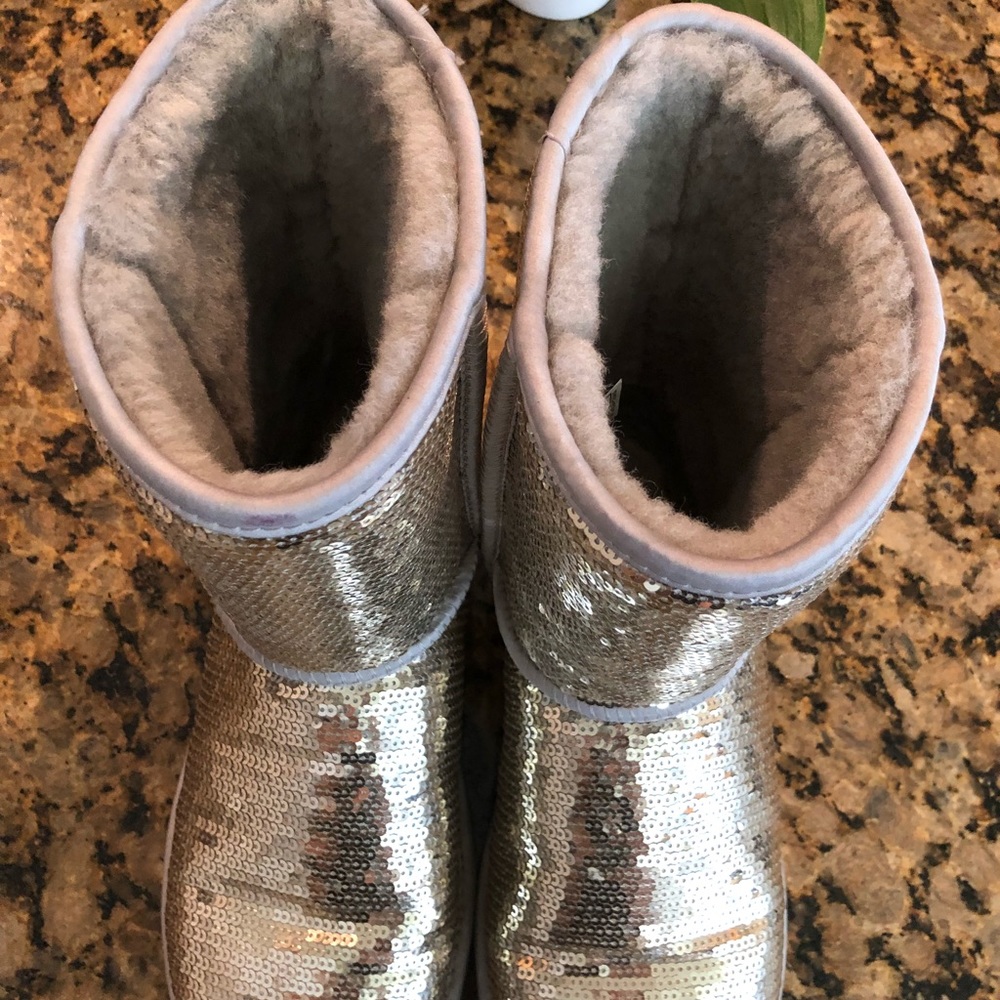 UGGS size 9 - Picture 3 of 8